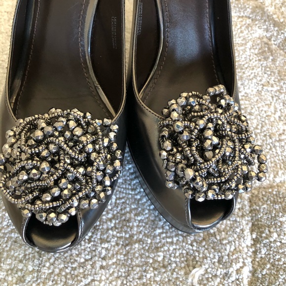 Vera Wang peep toe high heels, gunmetal & beads - Picture 2 of 6